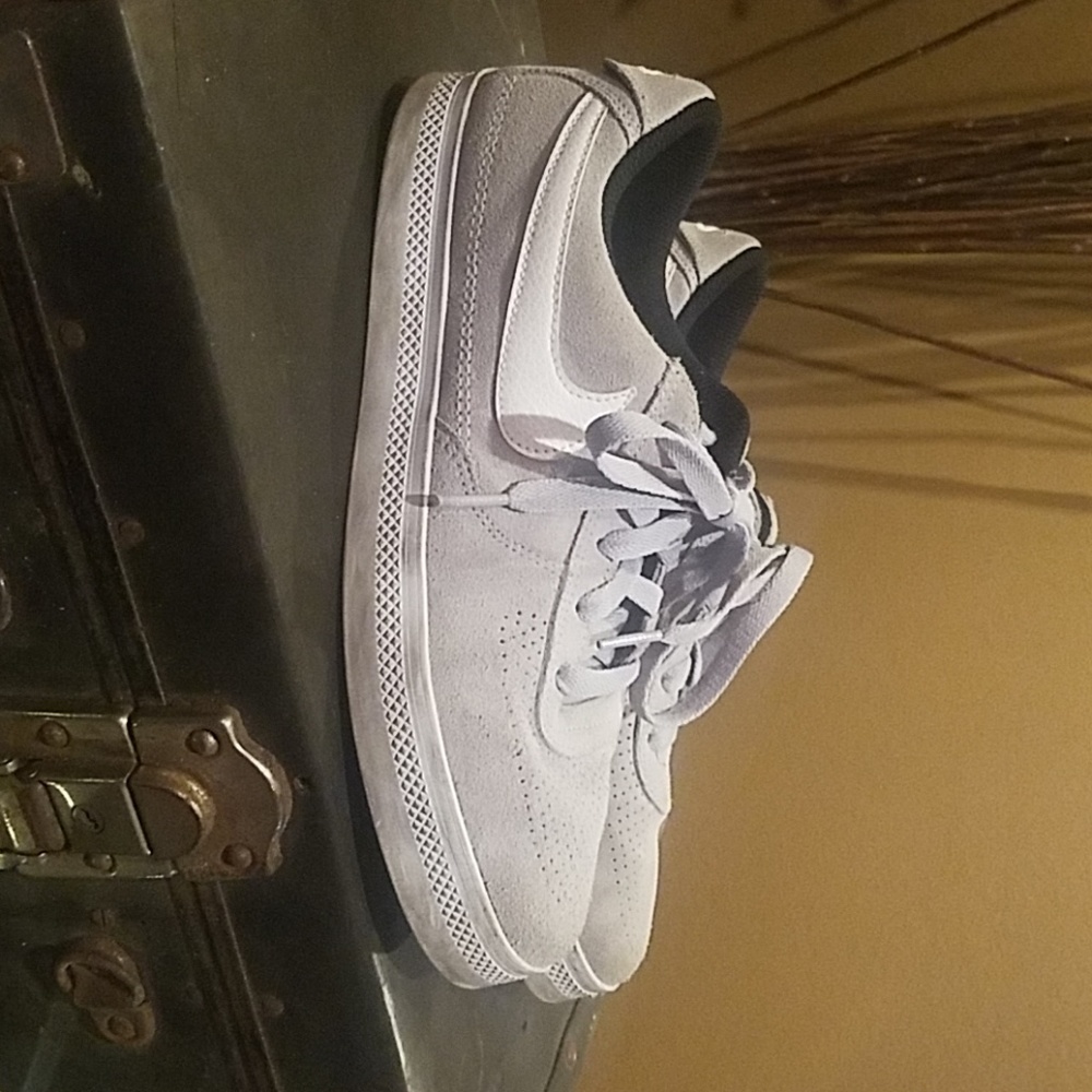 Tennis shoes